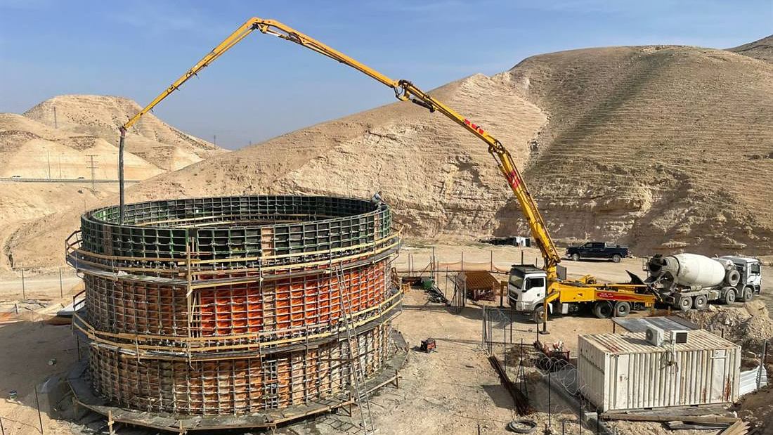 יציקת מאגר בטון עגול במשאבה, מדבר יהודה, יום שמש