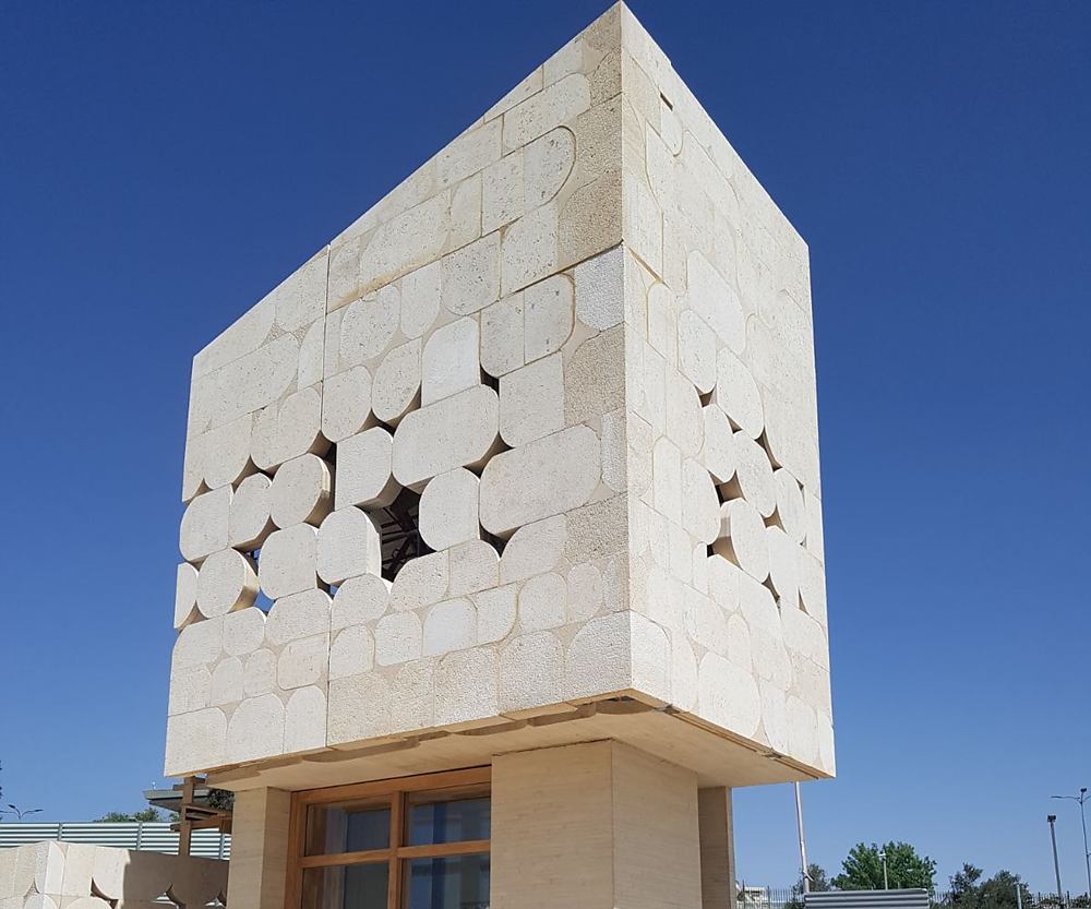 דגם חזית בקנה מידה מלא באתר הספרייה הלאומית: נפח חזית עליון מחורר, על עמודי בטון לבן חשוף ומסגרת חלון עץ