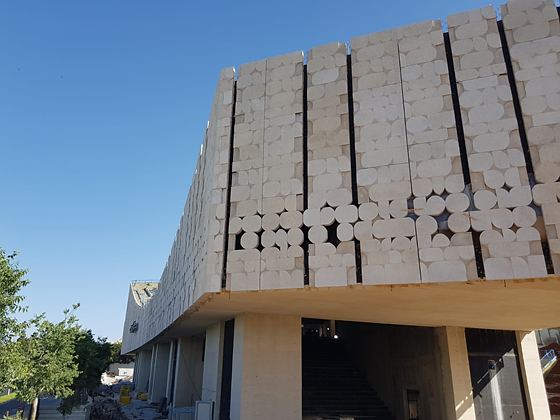 חזית הספרייה הלאומית בירושלים בזמן הבנייה, קירות בטון אדריכלי חשוף בגוון בהיר